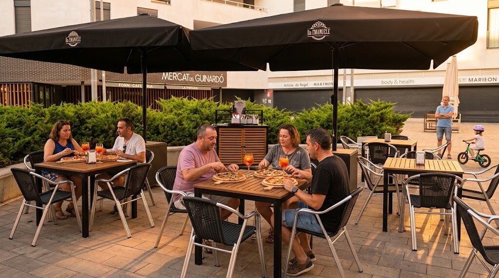 Terraza de Da Emanuele en la placeta del Mercat de Guinardó